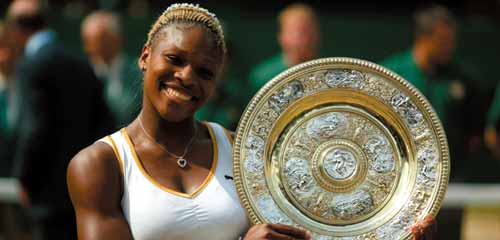 Wimbledon Tennis: Ladies Champion Serena Williams shows her plate to the Centre Court crowd